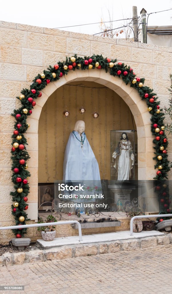Foto de Decorada Para A Celebração Do Natal A Estátua De Mary Magdalene  Perto Da Igreja Grecocatólica Em Miilya Em Israel e mais fotos de stock de  Alegria - iStock