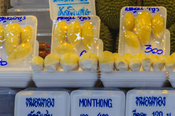 bangkok, tajlandia - 23 kwietnia 2017: organiczne owoce durian i durian flesh zapakowane na sprzedaż na or tor kor market, jednym ze świeżych rynków na świecie, który znajduje się w pobliżu weekendowego targu chatuchak w bangkoku. - or tor kor market zdjęcia i obrazy z banku zdjęć