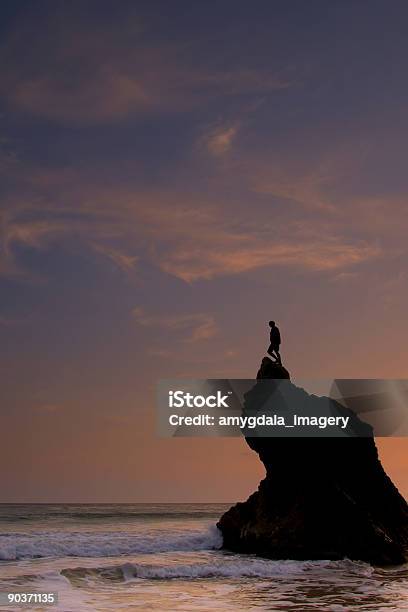シルエットの男性の最上階で海と夕日の岩の形状 - エルマタドールビーチのストックフォトや画像を多数ご用意 - エルマタドールビーチ, オレンジ色, カラー画像