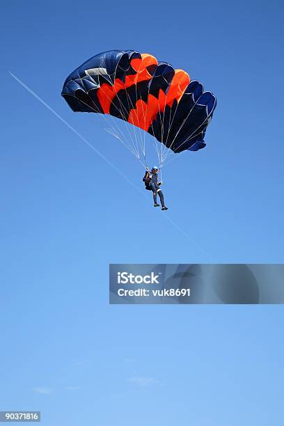 Foto de Parachutist Em Ação e mais fotos de stock de Adulto - Adulto, Aterrissar, Atividade Recreativa