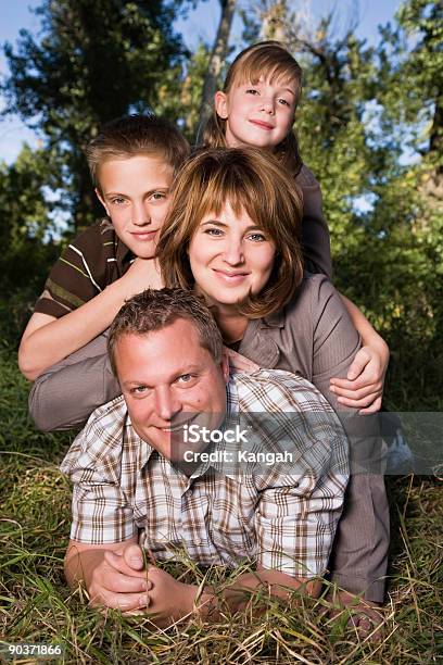 Família De Quatro - Fotografias de stock e mais imagens de Adulto - Adulto, Amor, Ao Ar Livre