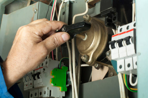 istock Electrician worker repairing power electrical line distribution fusebord. 903720246