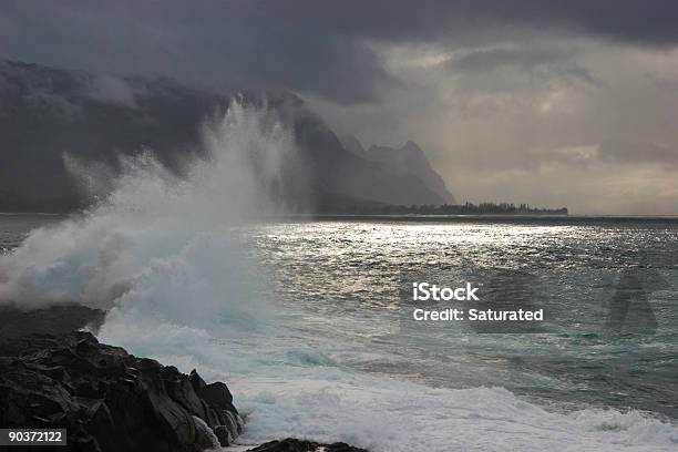 Wellen Wecken Hawaiian Küste Stockfoto und mehr Bilder von Abenddämmerung - Abenddämmerung, Bedeckter Himmel, Berg