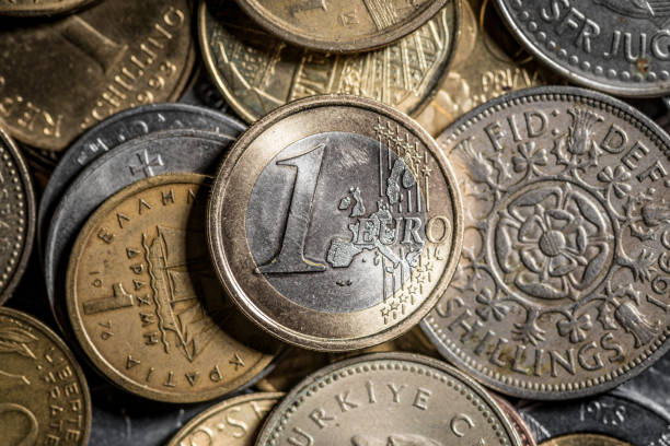 通貨お金マクロ: 異なる通貨で 1 ユーロ硬貨 - european union currency flash ストックフォトと画像