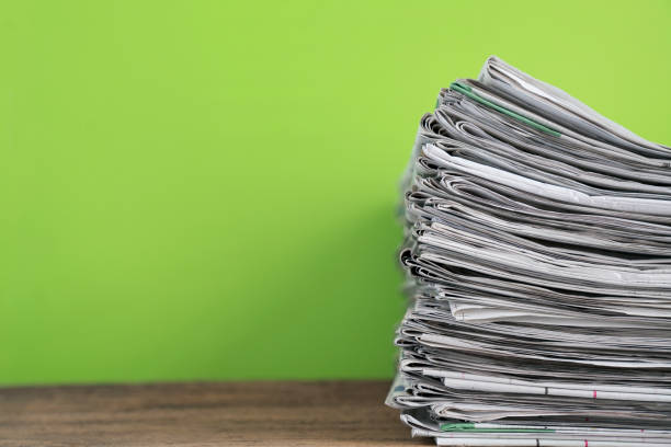신문 가까이 접 하며 누적 된 테이블에 배경 - document stack article paperwork 뉴스 사진 이미지