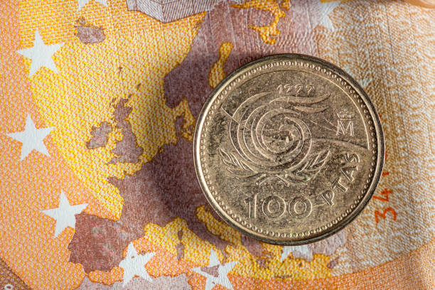 moneta macro: moneta da 100 pesetas su banconota da 50 euro - spanish culture flash foto e immagini stock