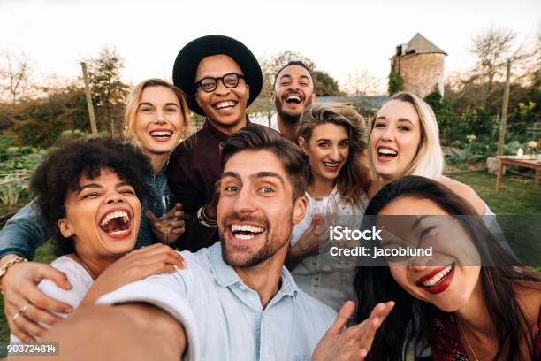 Amigos Haciendo Una Selfie Juntos En Fiesta Foto de stock y más banco de imágenes de Amistad - Amistad, Grupo de personas, Autofoto