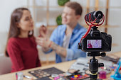 freundliche-menschen-vor-der-kamera-sitzen-und-make-up-zu-tun.jpg?b=1&s=170x170&k=20&c=51V1gfwqPKowdNbkboWp1BOUskY0JWPo8KHVMH68dEs=