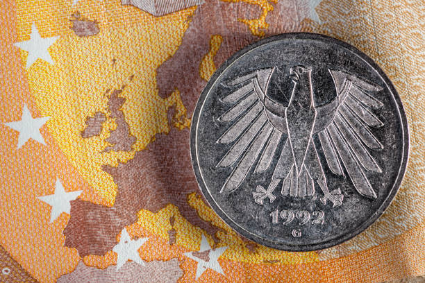 通貨お金マクロ: 50 ユーロ紙幣の 5 ドイツ マルク コイン - european union currency flash ストックフォトと画像