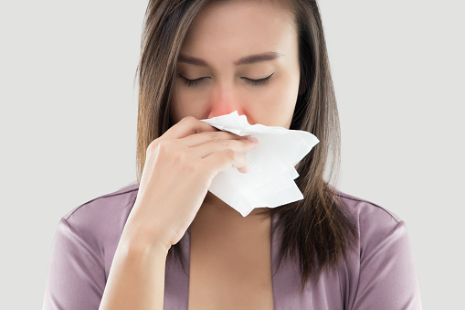 Las mujeres asiáticas en lencería satén sensación de malestar y estornuda sobre fondo blanco, polvo de las alergias, gripe, gente cogió frío y alergia photo