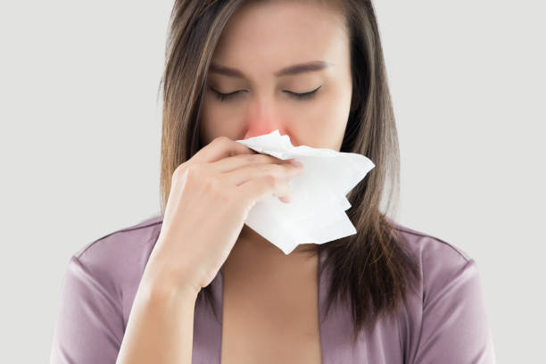 donne asiatiche in abbigliamento da notte in raso che si sentono male e starnutire su sfondo bianco, allergie alla polvere, influenza, persone prese freddo e allergia - nasal cavity foto e immagini stock