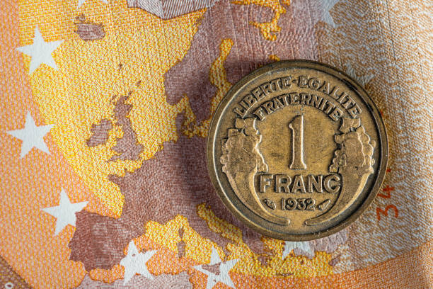 валютные деньги макро: 1 французский франк монета на 50 евро банкноты - france currency macro french coin стоковые фото и изображения