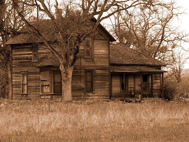 istock Old Abandoned Farm House 90372712