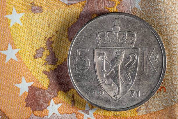 通貨お金マクロ: 50 ユーロ紙幣の 5 ノルウェー クローネ コイン - european union currency flash ストックフォトと画像