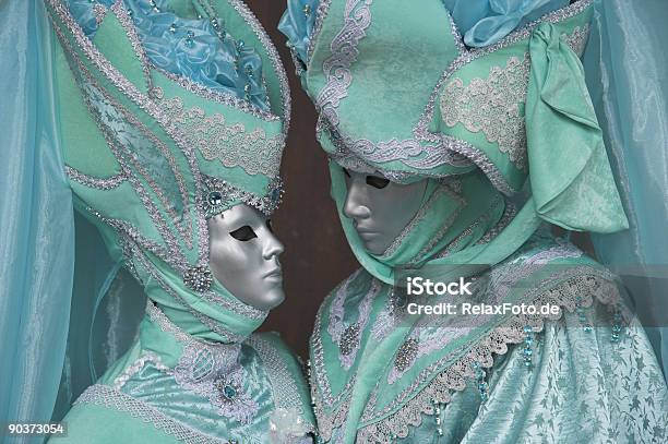 Photo libre de droit de Deux Masques Avec De Magnifiques Costumes De Carnaval De Venise banque d'images et plus d'images libres de droit de Artiste de spectacle