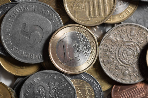 통화 돈 매크로: 서로 다른 통화에 1 유로 동전 - european union currency flash 뉴스 사진 이미지