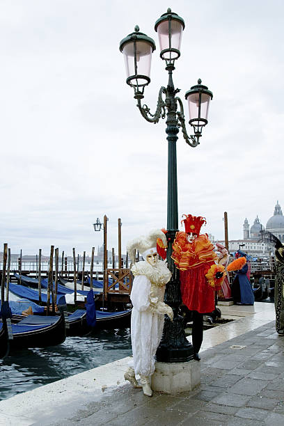 dwa harlequin maski na wielki kanał w wenecji (xxl - venice italy mask harlequin venice carnival zdjęcia i obrazy z banku zdjęć