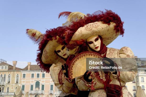 Paar Frau Masken Mit Herrlichen Kostümen In Venedig Xxl Stockfoto und mehr Bilder von Karneval von Venedig