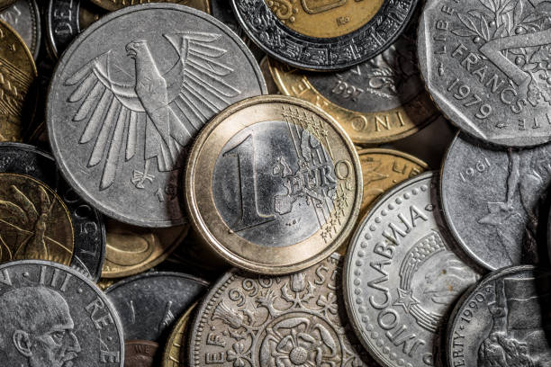 makro pieniądz walutowy: 1 moneta euro w różnych walutach - european union coin flash zdjęcia i obrazy z banku zdjęć