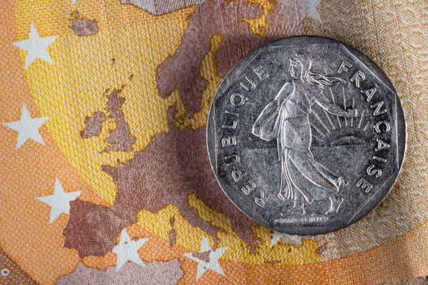 währung geld makro: französische franken auf 50 euro-banknote - french coin stock-fotos und bilder