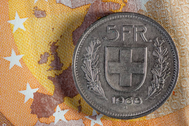 macro moneta in valuta: moneta da 5 franchi svizzeri su banconota da 50 euro - five euro banknote new paper currency currency foto e immagini stock