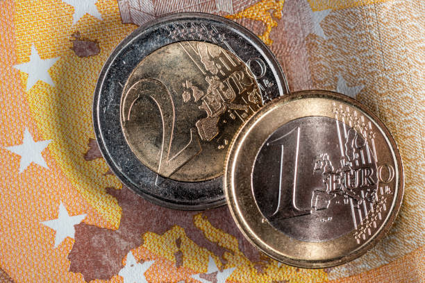 waluta pieniądze makro: moneta na 50 euro banknot - european union coin flash zdjęcia i obrazy z banku zdjęć