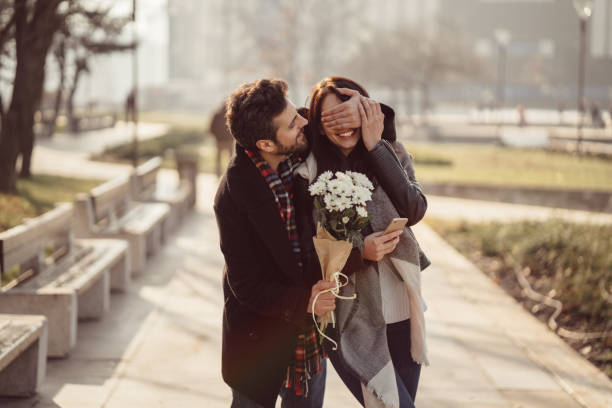 paar dating am valentinstag - couple winter expressing positivity loving stock-fotos und bilder