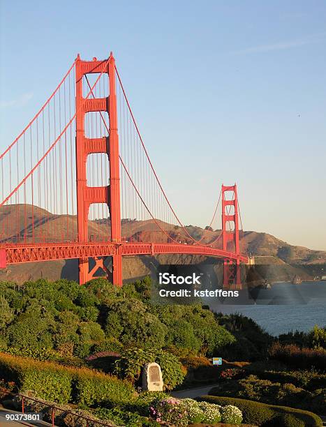 Jardim No Golden Gate Bridge San Francisco Califórnia - Fotografias de stock e mais imagens de Ajardinado