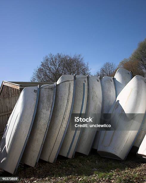 White Ruderboote In Holzschichtoptik Stockfoto und mehr Bilder von Aquatisches Lebewesen - Aquatisches Lebewesen, Blau, Farbbild