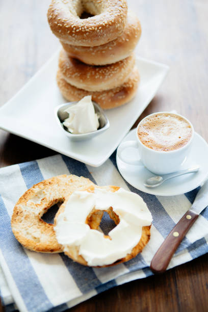 bagels style montréal sur une plaque avec fromage à la crème et café - bagel coffee morning breakfast photos et images de collection