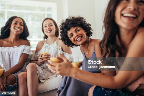 パーティーで多民族の友人のグループ - 女性のストックフォトや画像を多数ご用意 - 女性, 女性のみ, 笑う