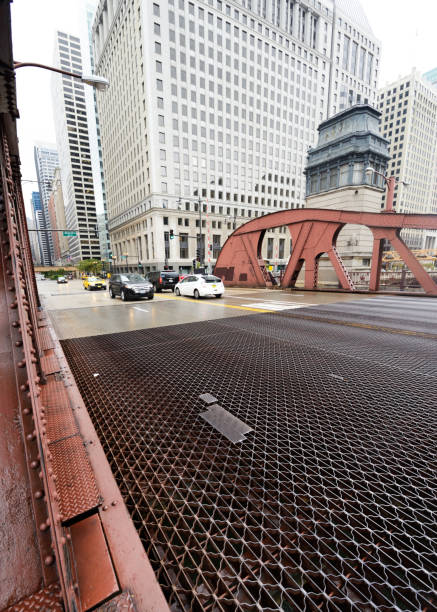 trottoir de lasalle street bridge, au centre-ville de chicago. - lasalle street photos et images de collection