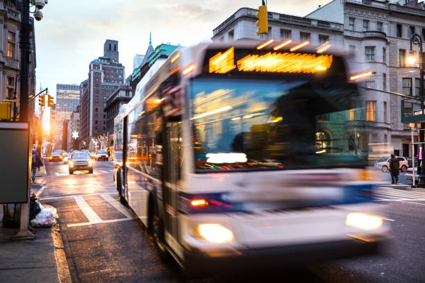 tráfico en la ciudad de nueva york en la noche - transporte público fotografías e imágenes de stock