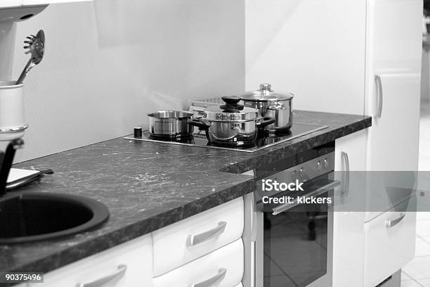 Cucina Moderna In Bianco E Nero - Fotografie stock e altre immagini di Accessorio personale - Accessorio personale, Ambientazione interna, Bianco