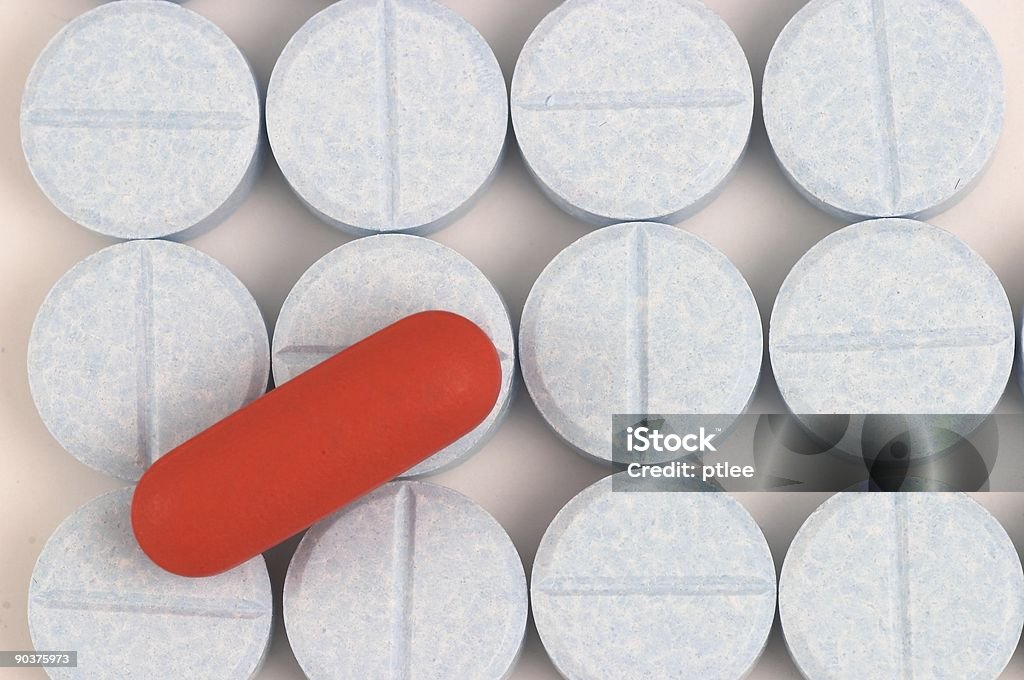 Pillola con pillole di rossi blu - Foto stock royalty-free di Accudire