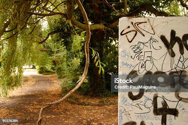 Graffiti En El Parque Foto de stock y más banco de imágenes de Abstracto - Abstracto, Aburrimiento, Adolescencia
