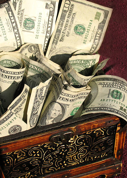dinheiro do peito - stack currency trunk overflowing - fotografias e filmes do acervo