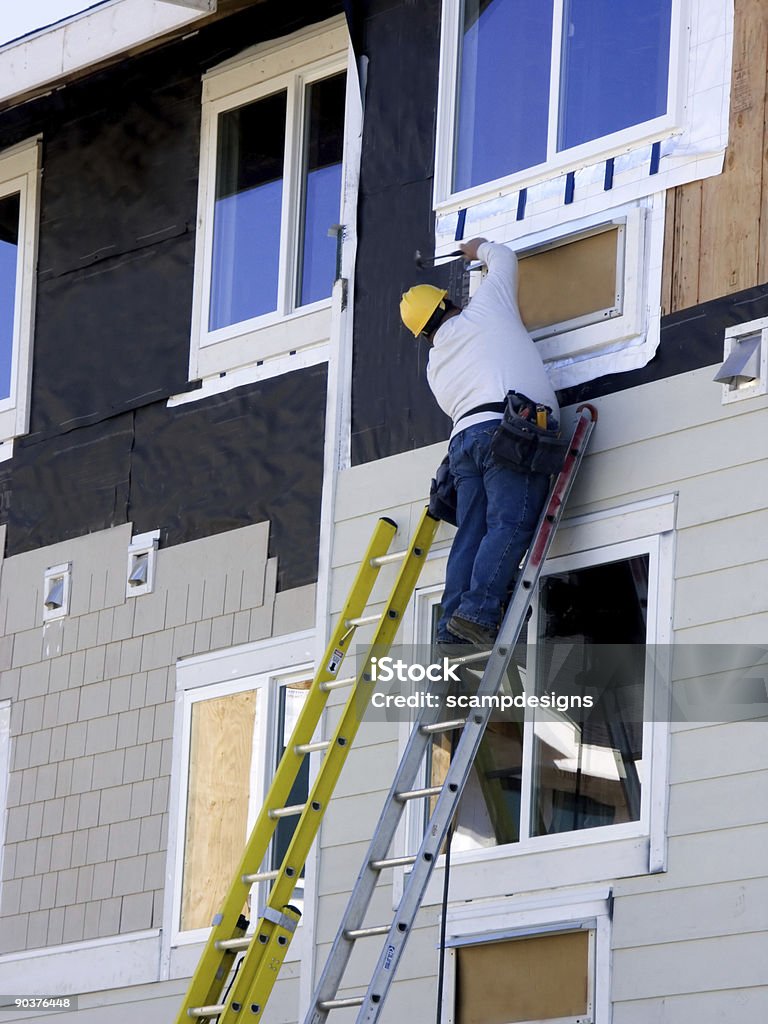 Hombre barra para colgar de construcción - Foto de stock de Revestimiento de paredes libre de derechos