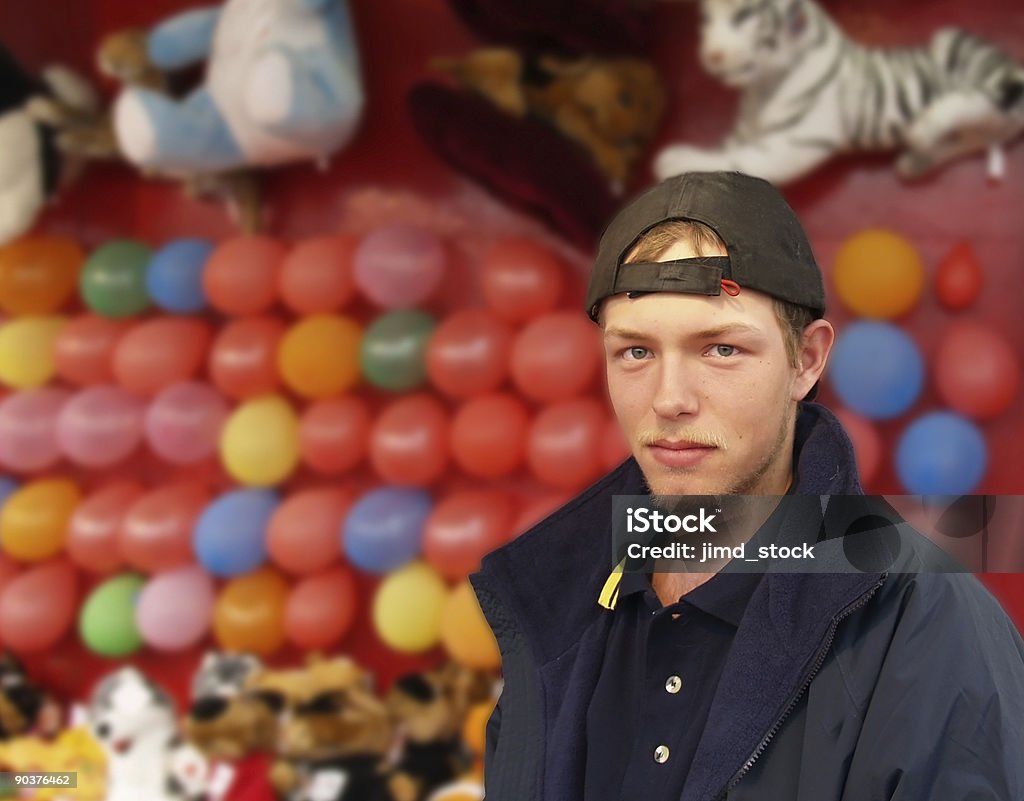 Carny, Carnevale persona incorniciata da palloncini colorati - Foto stock royalty-free di Parco dei divertimenti ambulante