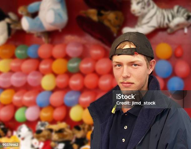 Carny Carnevale Persona Incorniciata Da Palloncini Colorati - Fotografie stock e altre immagini di Parco dei divertimenti ambulante