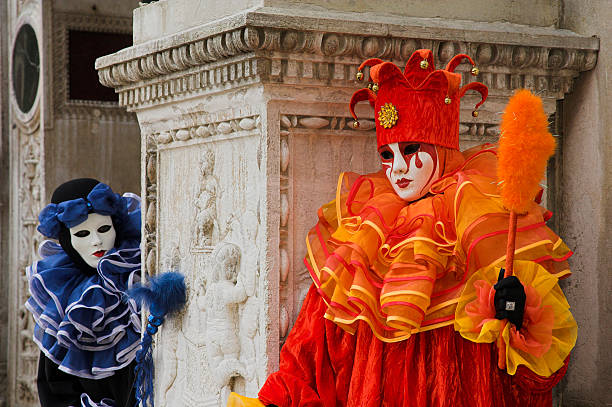 zwei weibliche masken mit harlekin kostümen im karneval in venedig - jester harlequin carnival venice italy stock-fotos und bilder