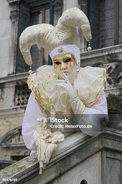 Foto de Decorado Mulher Com Máscara De Branco Em Veneza Fantasia De Um Bobo Da Corte e mais fotos de stock de Veneza - Itália