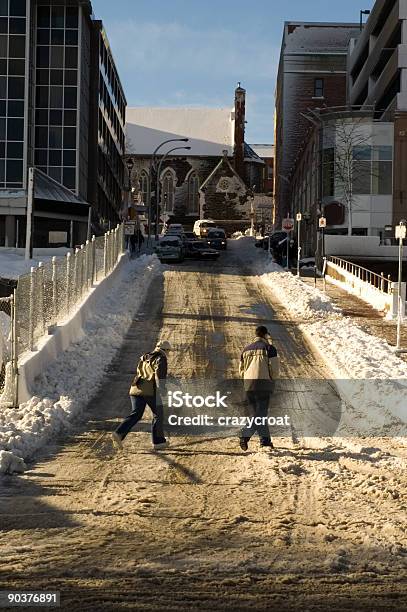 Foto de Casal Caminhando Pela Slush e mais fotos de stock de Antigo - Antigo, Canadá, Estrada