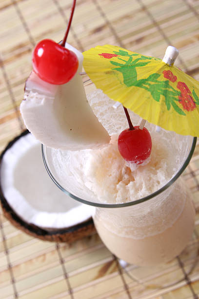 피나 콜라다 2. - coconut drink cocktail umbrella 뉴스 사진 이미지