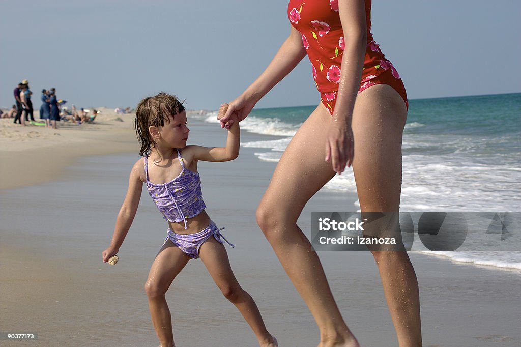 девочка с мамой на пляже