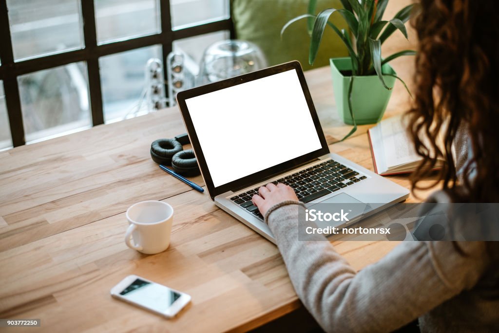 Mulher trabalhando no laptop com tela branca no escritório moderno. - Foto de stock de Laptop royalty-free