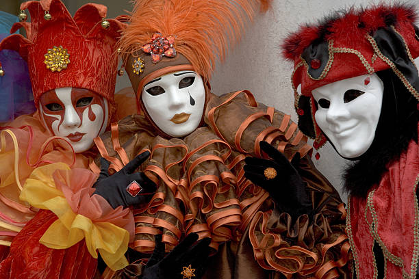 drei masken mit harlekin kostümen im karneval in venedig (xxl - harlequin mask black sadness stock-fotos und bilder