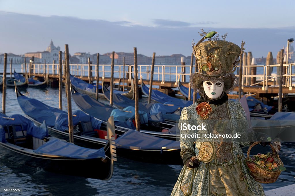 Mulher de máscara no Grand Canal em Veneza, Itália, (XXL - Foto de stock de Carnaval de Veneza royalty-free