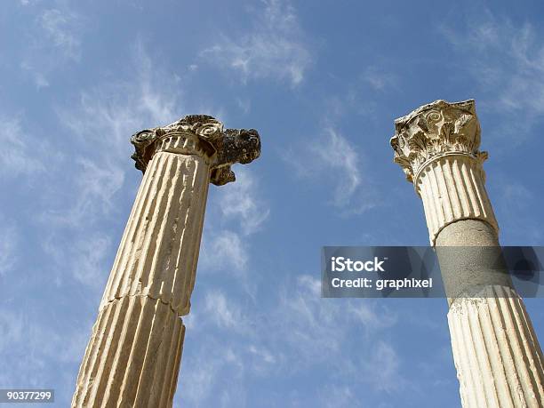 Ionico E Colonna Corinzia A Efeso - Fotografie stock e altre immagini di Ambientazione esterna - Ambientazione esterna, Antica civiltà, Antico - Condizione