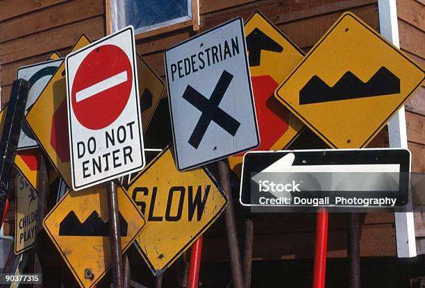 Autostrada Znaki Drogowe W Budowie Deport - zdjęcia stockowe i więcej obrazów Znak uwaga wyboje - Znak uwaga wyboje, Bezpieczeństwo, Droga jednokierunkowa